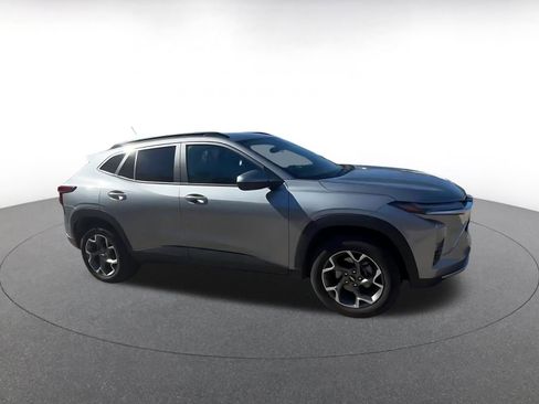 Used 2025 Chevrolet Trax LT image 2