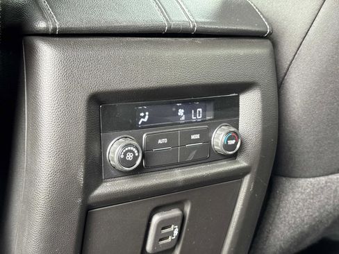 Used 2023 Chevrolet Traverse LT FWD image 27