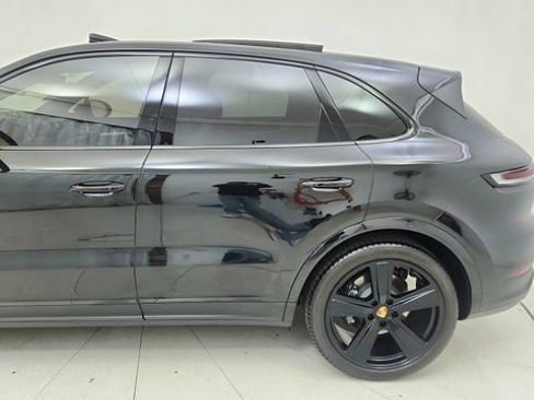 Used 2025 Porsche Cayenne w/ Premium Package image 11