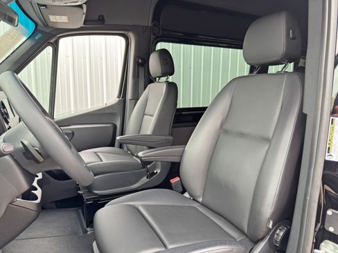 Used 2024 Mercedes-Benz Sprinter 2500 image 32