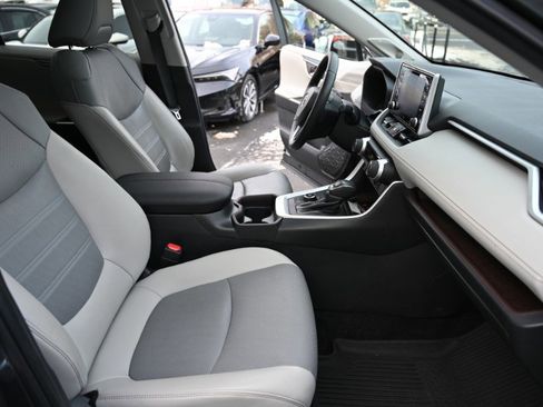 Used 2021 Toyota RAV4 Limited image 22