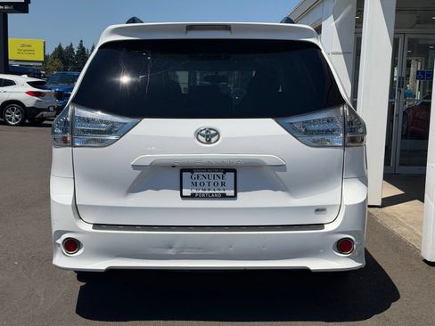 Used 2017 Toyota Sienna SE FWD image 4