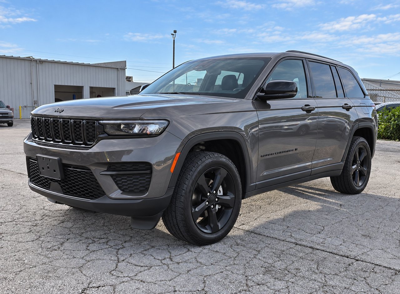 Used 2023 Jeep Grand Cherokee Altitude AWD/4WD image 9