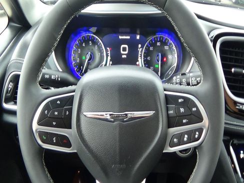Used 2026 Chrysler Pacifica Limited FWD image 25