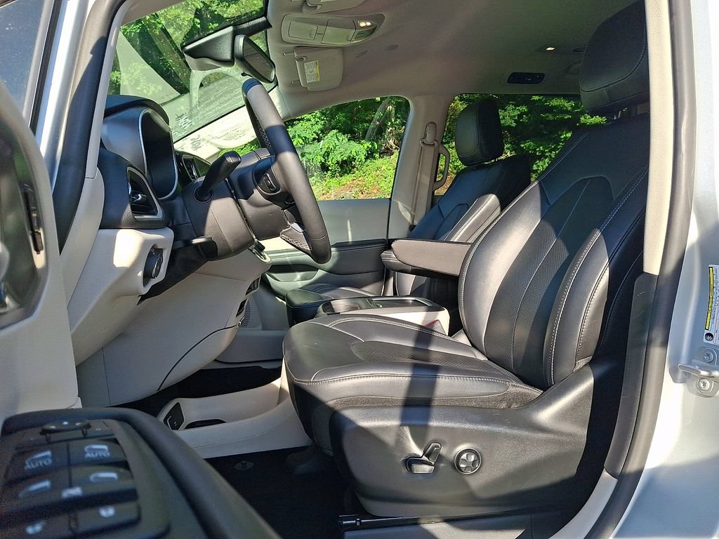 Used 2024 Chrysler Pacifica Touring-L FWD image 13