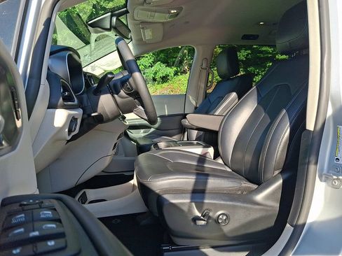 Used 2024 Chrysler Pacifica Touring-L FWD image 13