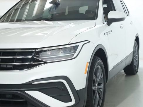 Used 2023 Volkswagen Tiguan SE w/ Panoramic Sunroof Package FWD image 4