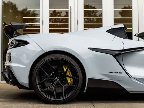 Used 2023 Chevrolet Corvette Z06 w/ Z07 Performance Package image 3