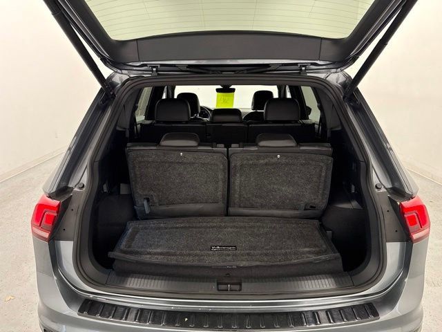 Used 2024 Volkswagen Tiguan SE R-Line FWD image 12