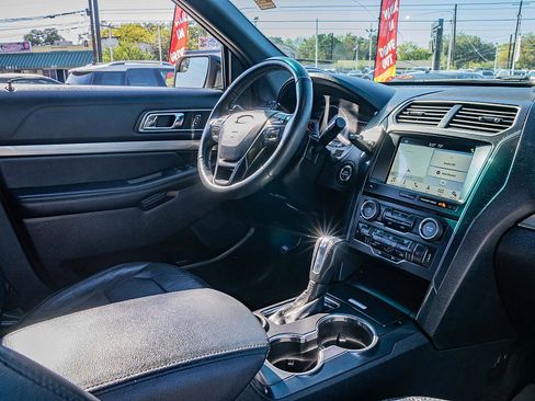 Used 2018 Ford Explorer XLT w/ Equipment Group 202A image 20