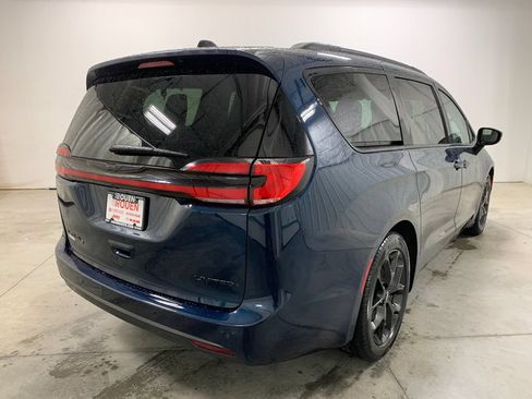 Used 2025 Chrysler Pacifica Limited FWD image 9