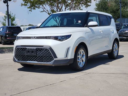 Certified 2025 Kia Soul LX w/ LX Technology Package FWD image 2