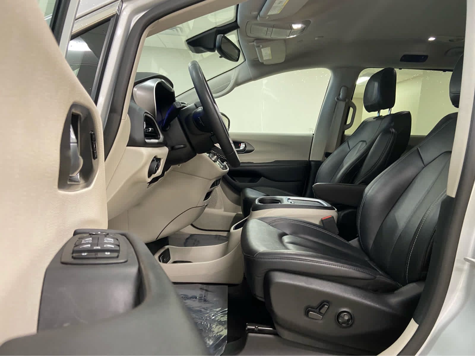 Used 2024 Chrysler Pacifica Touring-L FWD image 13