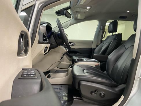 Used 2024 Chrysler Pacifica Touring-L FWD image 13
