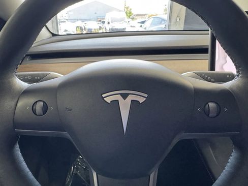 Used 2025 Tesla Model Y Long Range AWD/4WD image 23