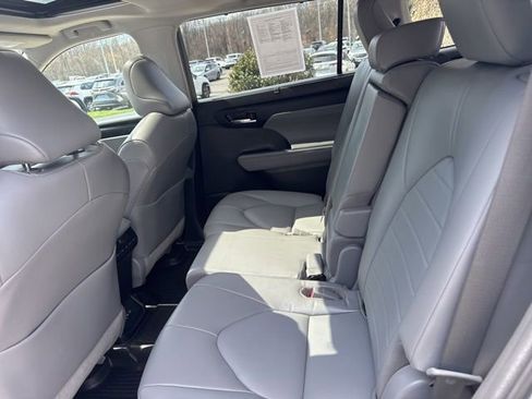 Used 2022 Toyota Highlander XLE AWD/4WD image 29
