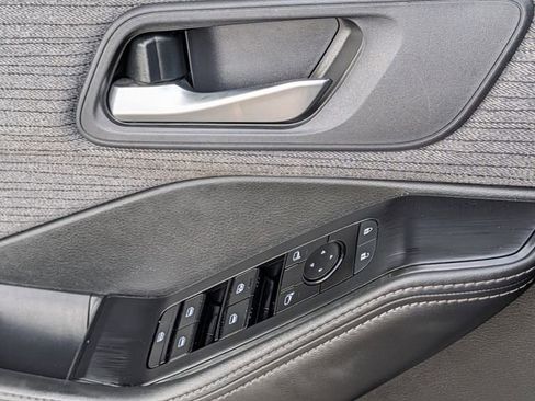 Used 2023 Nissan Rogue SV image 25