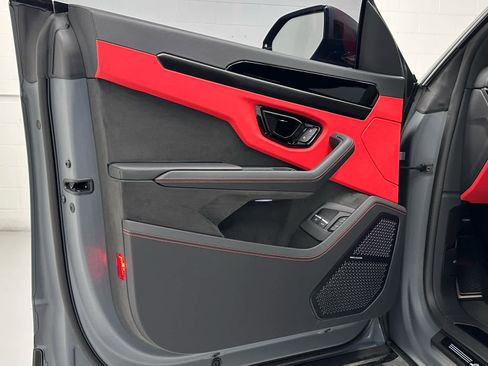 Used 2025 Lamborghini Urus SE image 23