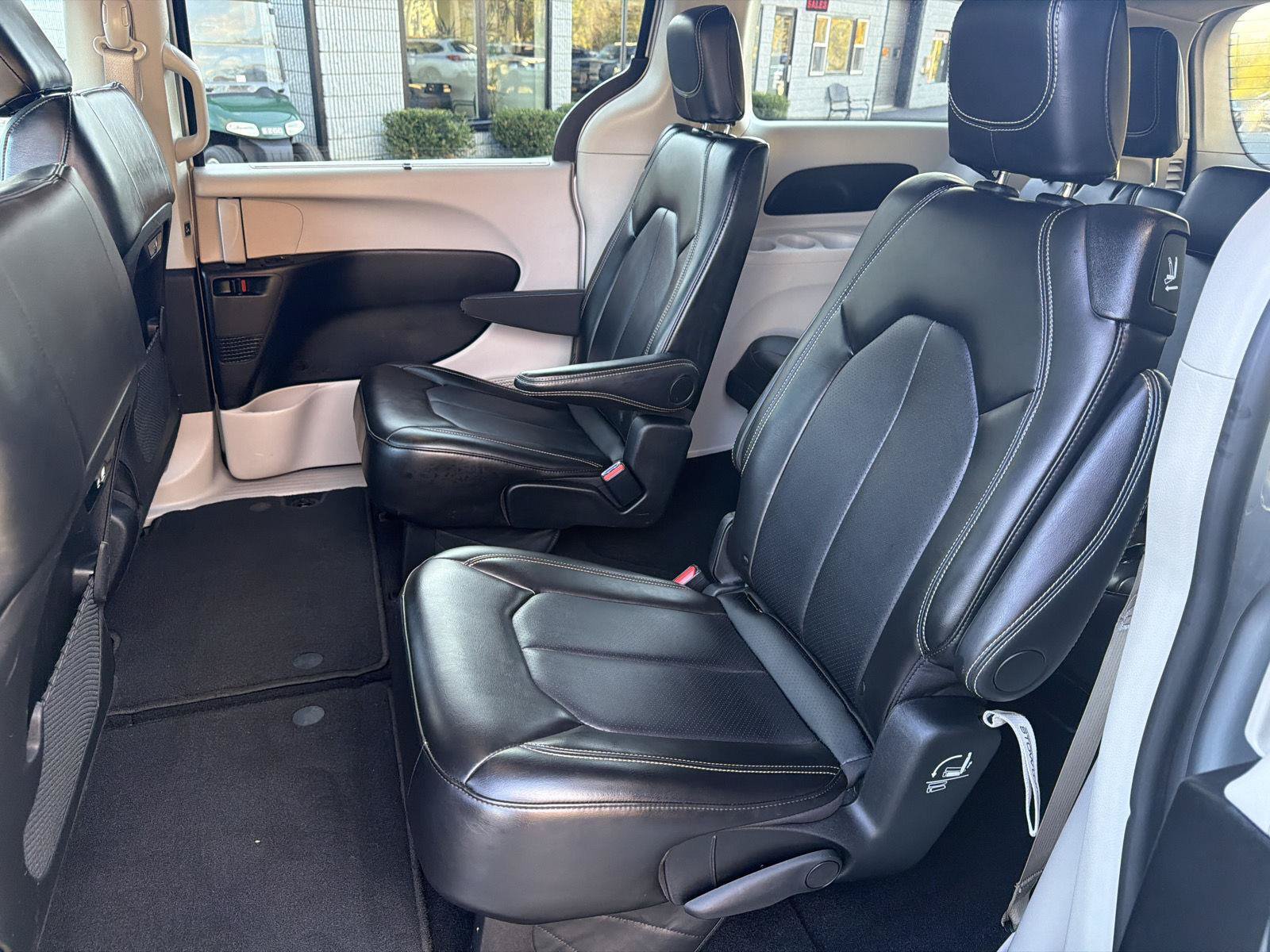 Used 2024 Chrysler Pacifica Touring-L FWD image 11