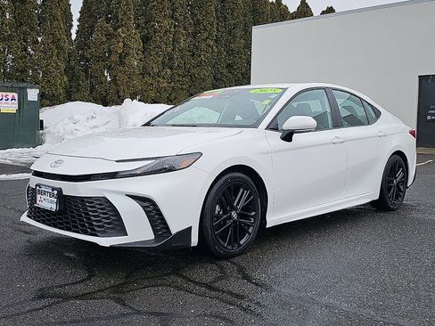 Used 2025 Toyota Camry SE image 3