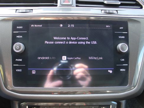 Used 2020 Volkswagen Tiguan SE image 40