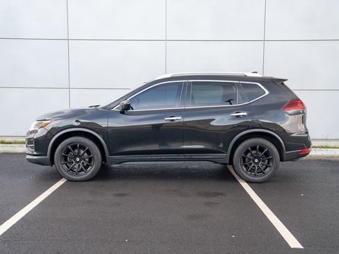 Used 2019 Nissan Rogue SV image 2