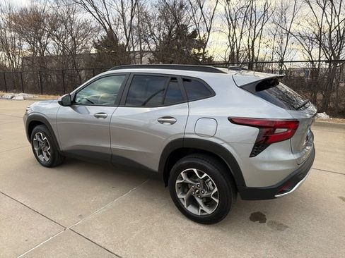 Used 2025 Chevrolet Trax LT image 5