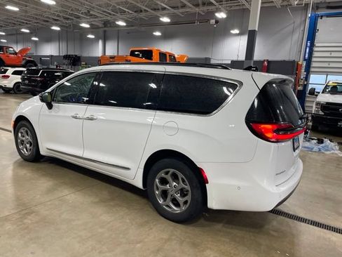 Used 2023 Chrysler Pacifica Limited w/ Uconnect Theater Family Group AWD/4WD image 4