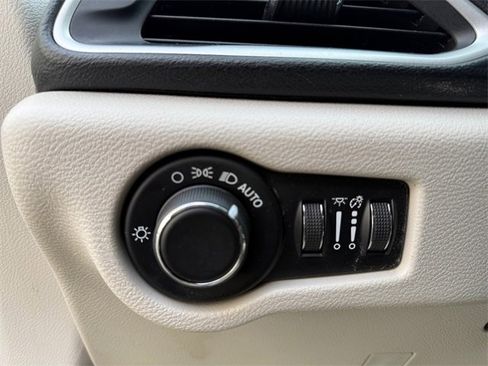 Used 2020 Chrysler Voyager Lxi image 24