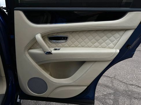 Used 2017 Bentley Bentayga AWD/4WD image 28