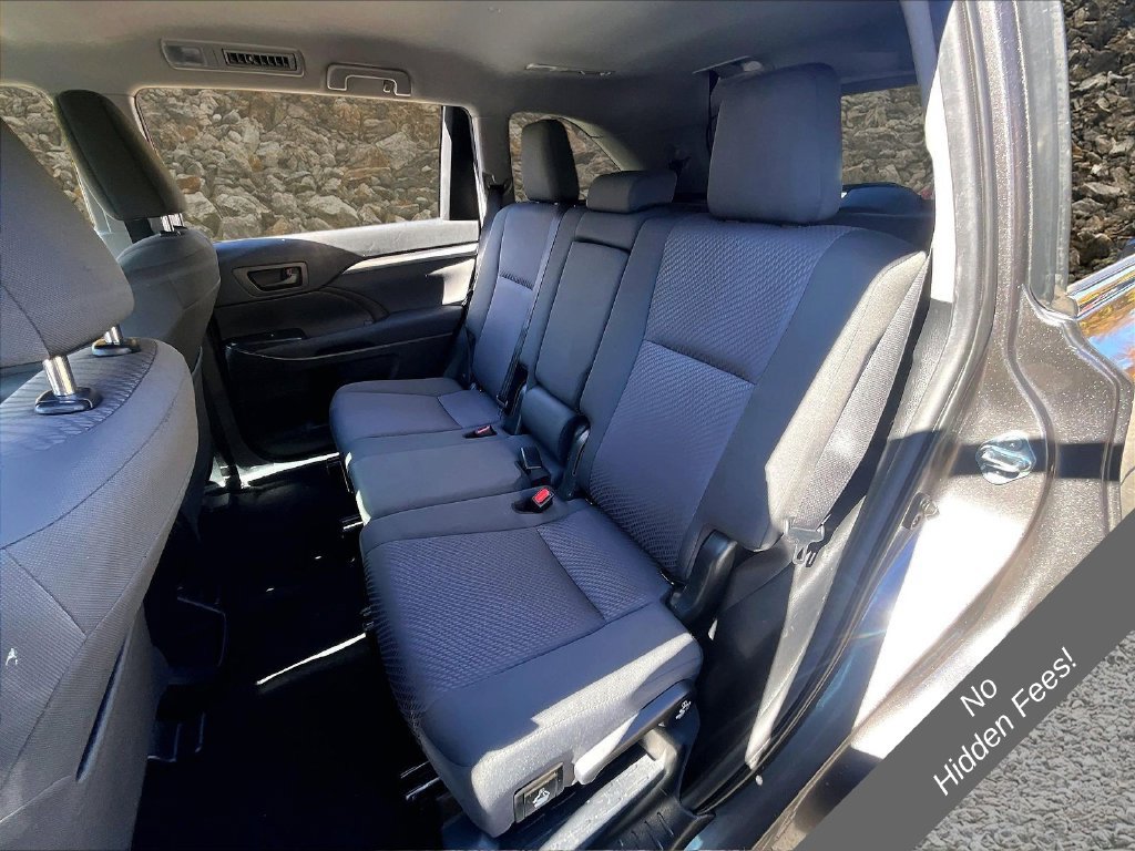 Used 2019 Toyota Highlander LE AWD/4WD image 18