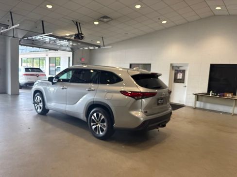 Used 2020 Toyota Highlander XLE FWD image 5