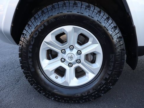 Used 2016 Toyota 4Runner SR5 AWD/4WD image 40