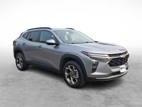 Used 2025 Chevrolet Trax LT FWD image 7
