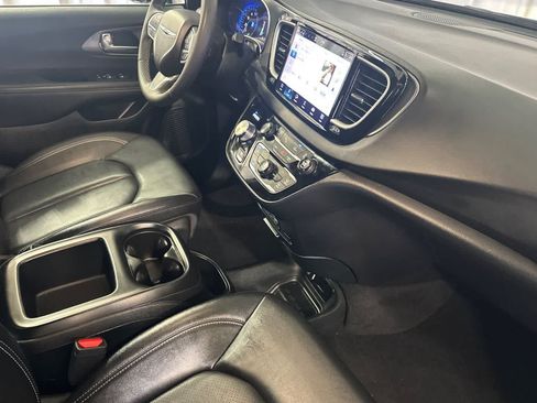 Used 2025 Chrysler Pacifica Select FWD image 19