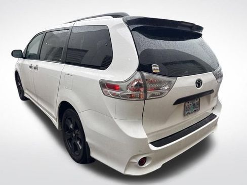 Used 2020 Toyota Sienna SE w/ SE Preferred Package image 6