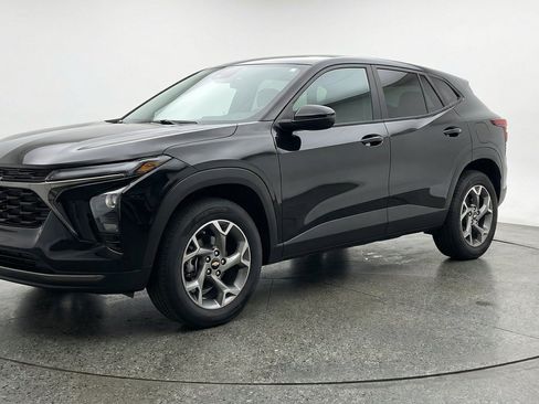 Used 2025 Chevrolet Trax LT FWD image 3