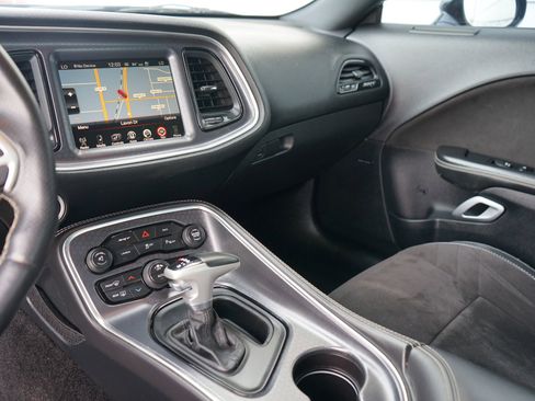 Used 2015 Dodge Challenger SRT image 30