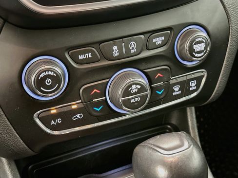 Used 2019 Jeep Cherokee Latitude Plus w/ Comfort/Convenience Group AWD/4WD image 23