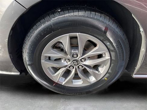 Used 2022 Toyota Sienna LE image 9