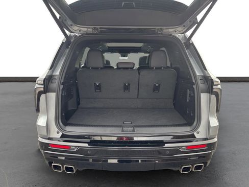 Used 2025 Chevrolet Traverse RS image 24