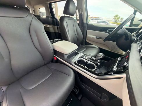 Used 2024 Kia Carnival EX FWD image 14