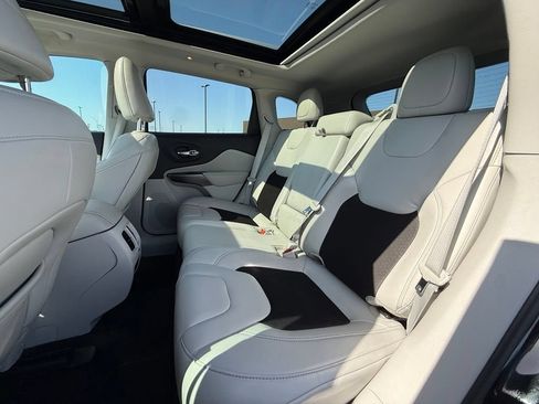 Used 2020 Jeep Cherokee Latitude Plus FWD image 24
