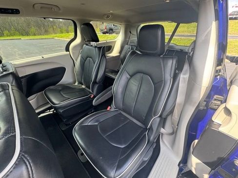 Used 2021 Chrysler Pacifica Limited image 15