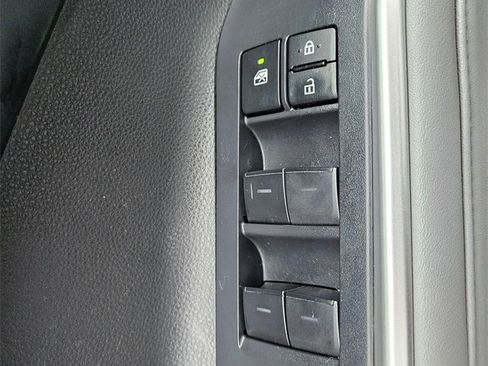 Used 2022 Toyota Highlander XLE image 18