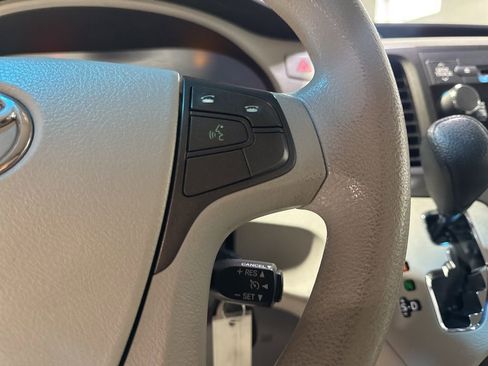 Used 2011 Toyota Sienna LE w/ Towing Pkg image 12