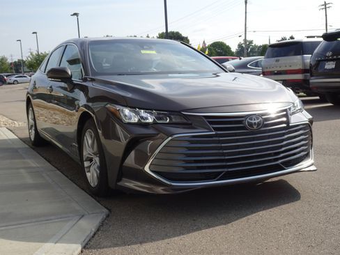 Used 2019 Toyota Avalon XLE w/ Moonroof Package FWD image 6
