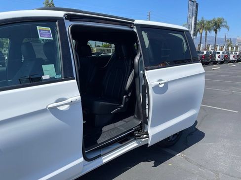 New 2026 Chrysler Pacifica Select w/ S Appearance Package FWD image 9
