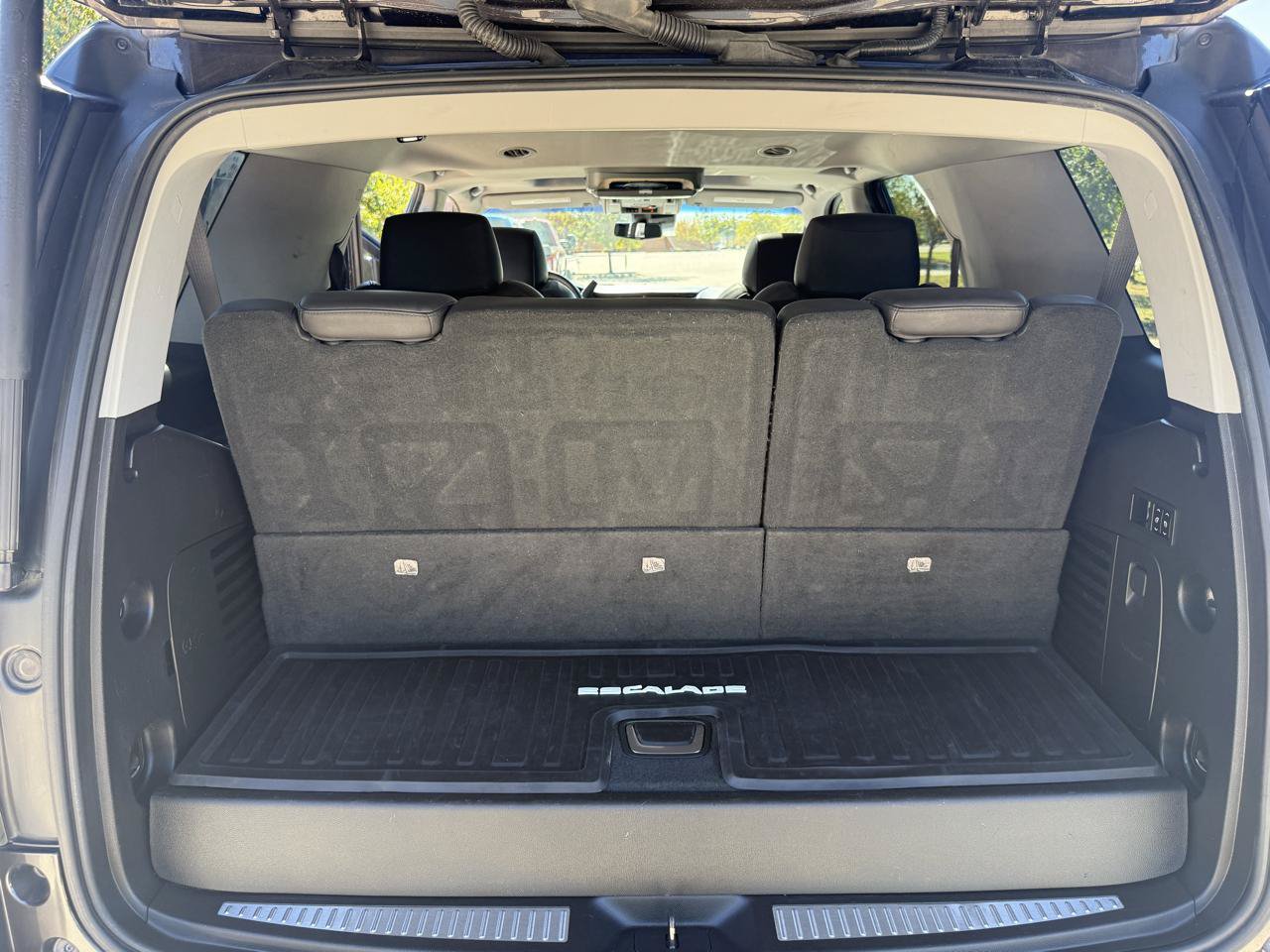 Used 2018 Cadillac Escalade Luxury RWD image 16
