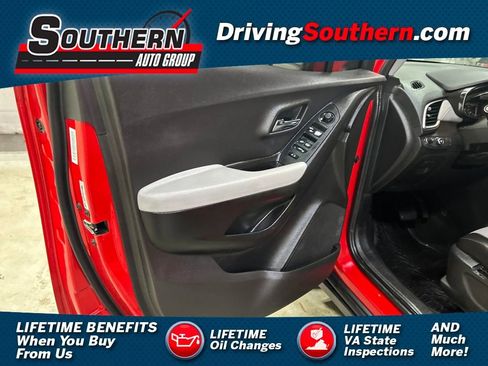 Used 2018 Chevrolet Trax LT w/ LT Convenience Package image 1